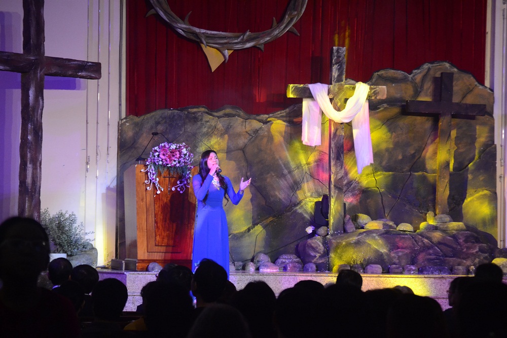Ca sĩ Nenita hát tôn vinh bài Tình Yêu Thiên Chúa