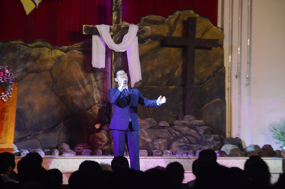 Ca sĩ Thiên Bảo hát tôn vinh tình Yêu Chúa Chữa Lành