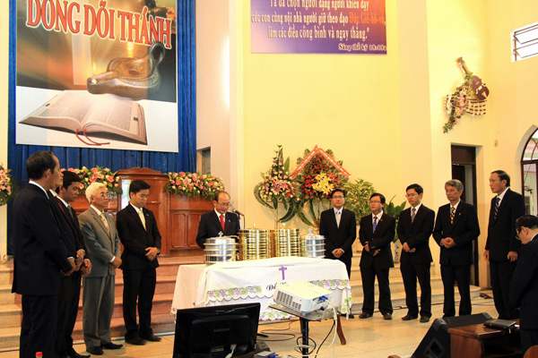 18Mục sư Nguyễn Đồng Minh cử hành Tiệc Thánh.