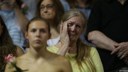 Những giọt nước mắt của người thân các nạn nhân khi dự phiên tòa Ảnh: AFP