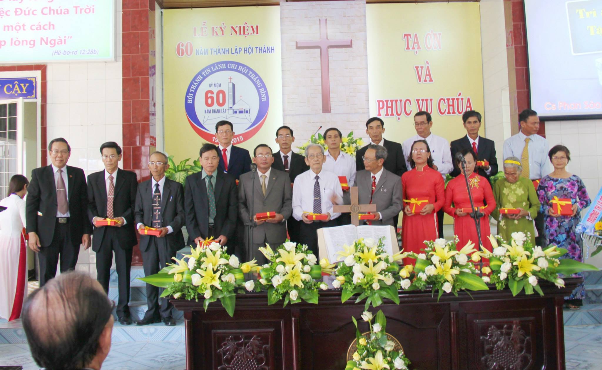 12 Tri ân các vị tiền nhiệm và chấp sự