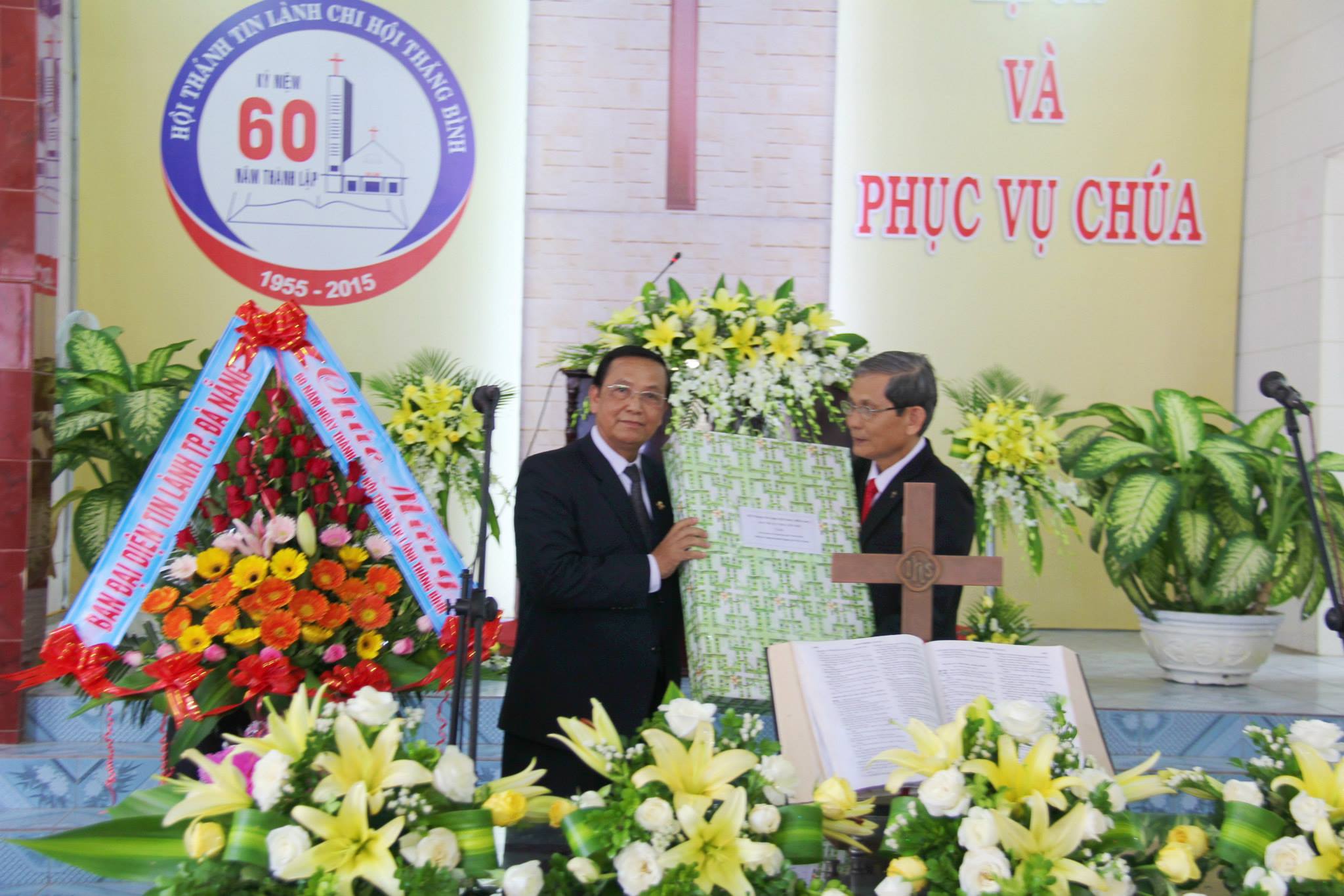 14Đại diện Giáo hội chúc mừng