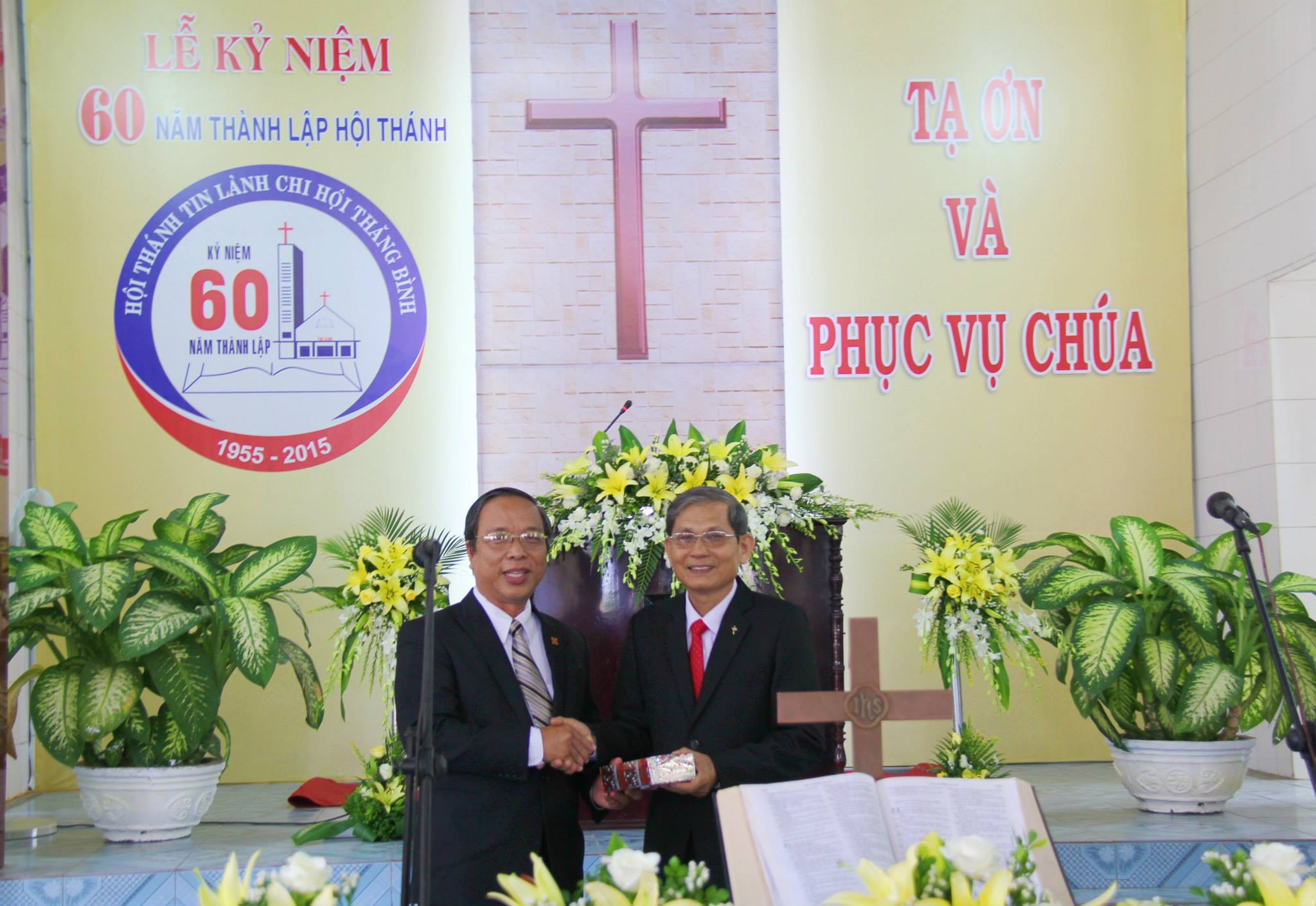 15Đại diện Hội đồng Giáo phẩm chúc mừng