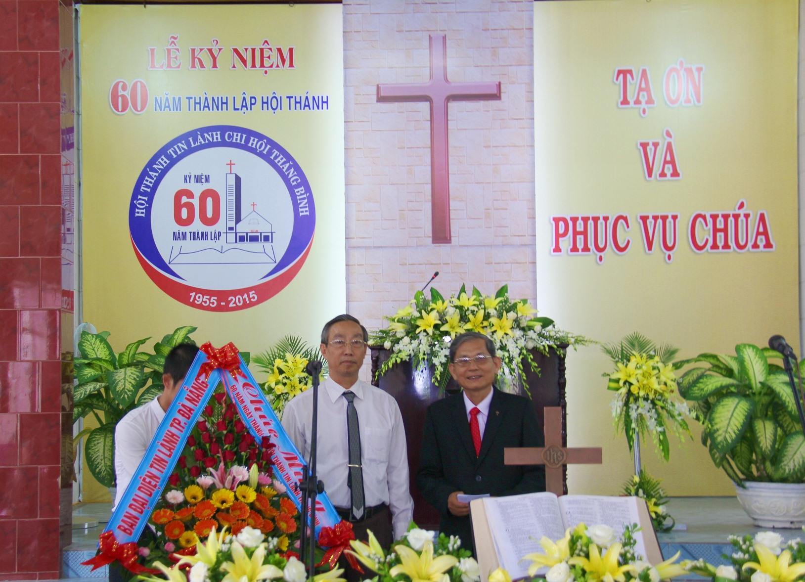 16Đại diện các Hội Thánh chúc mừng