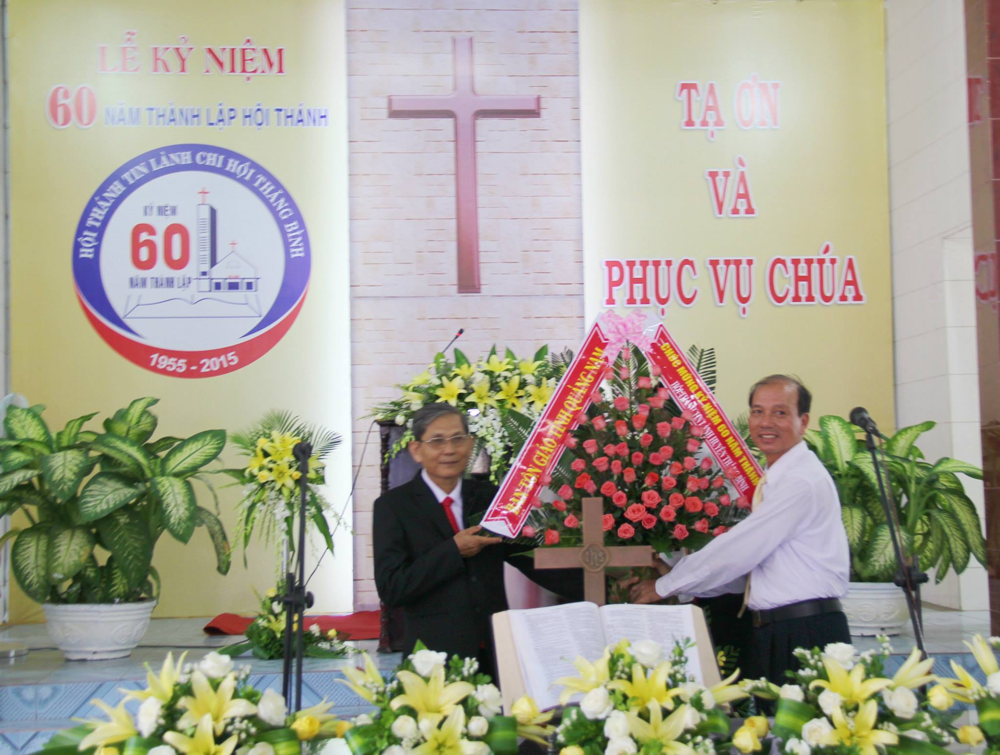 17Đại diện chính quyền chúc mừng