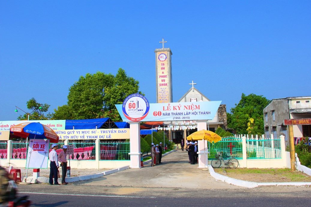 1Quảng cảnh bên ngoài nhà thờ