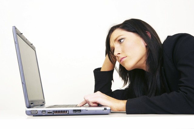 2-woman-angry-at-computer-gagy-1415073300382