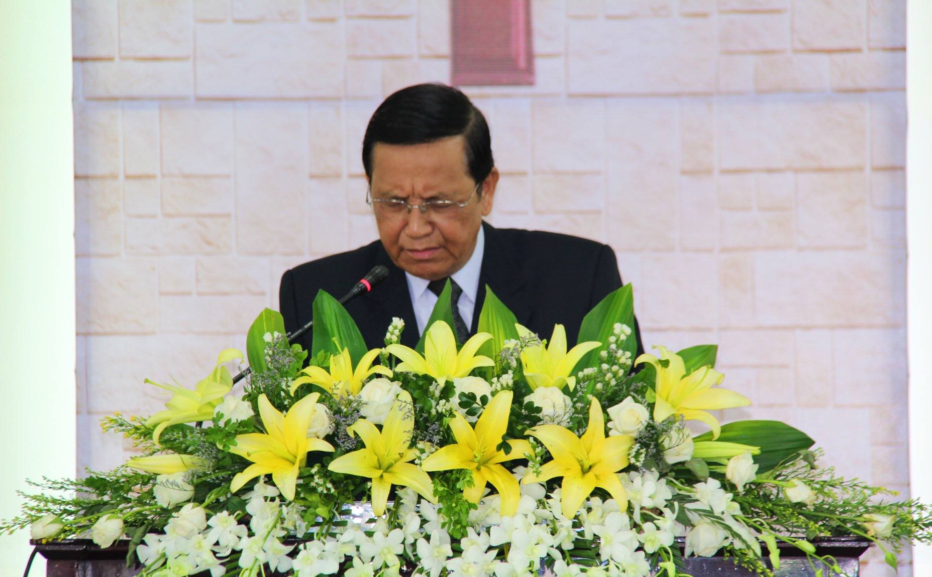 5Mục sư Phan Ân UVTLH cầu nguyện dâng buổi lễ lên Chúa