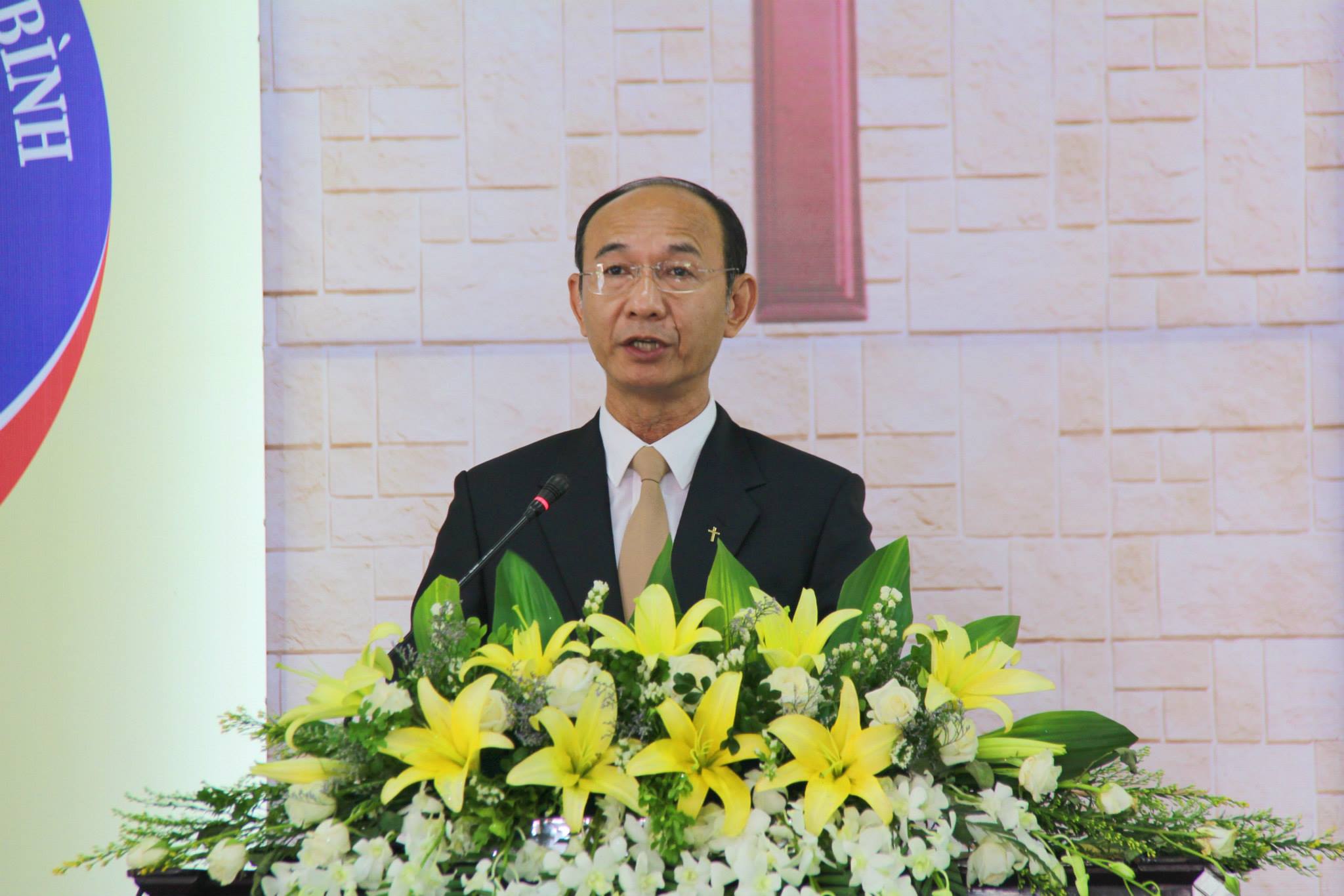 7Mục sư Nguyễn Hữu Bình, Phó Hội trưởng 2 giảng lời Chúa