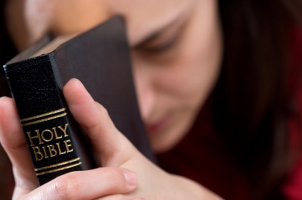 Woman-Praying-with-Bible