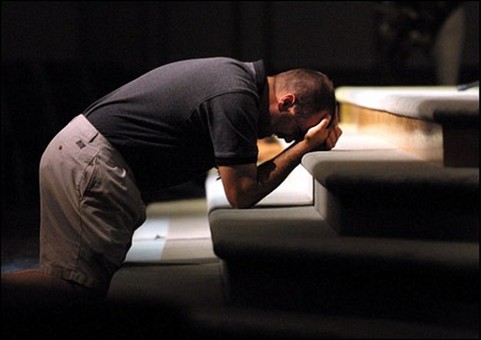 praying_man_at_altar