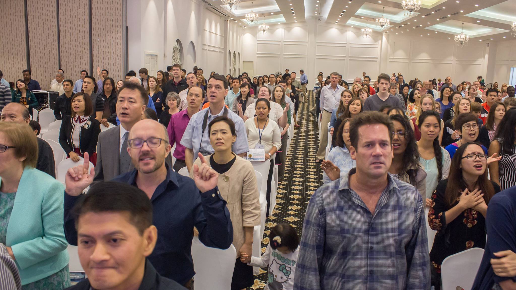800 tín hữu của cộng đồng người Tin Lành quốc tế hòa lòng ca ngợi Chúa