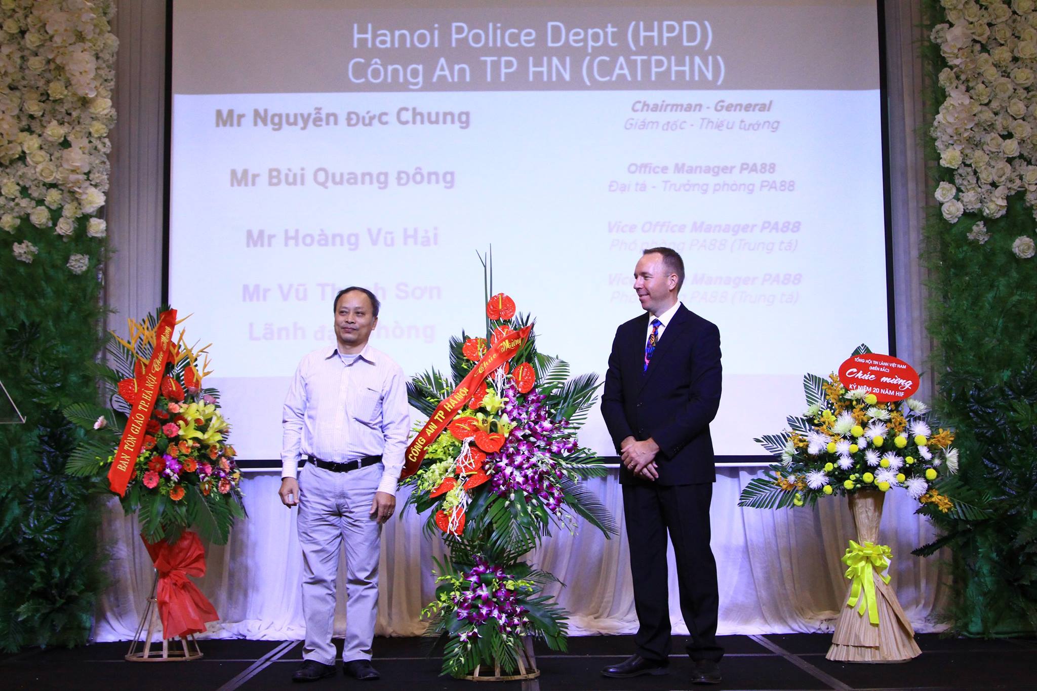 Ông Sơn, đại diện cho Công an Tp Hà Nội có lẳng hoa chúc mừng Lễ Kỷ Niệm
