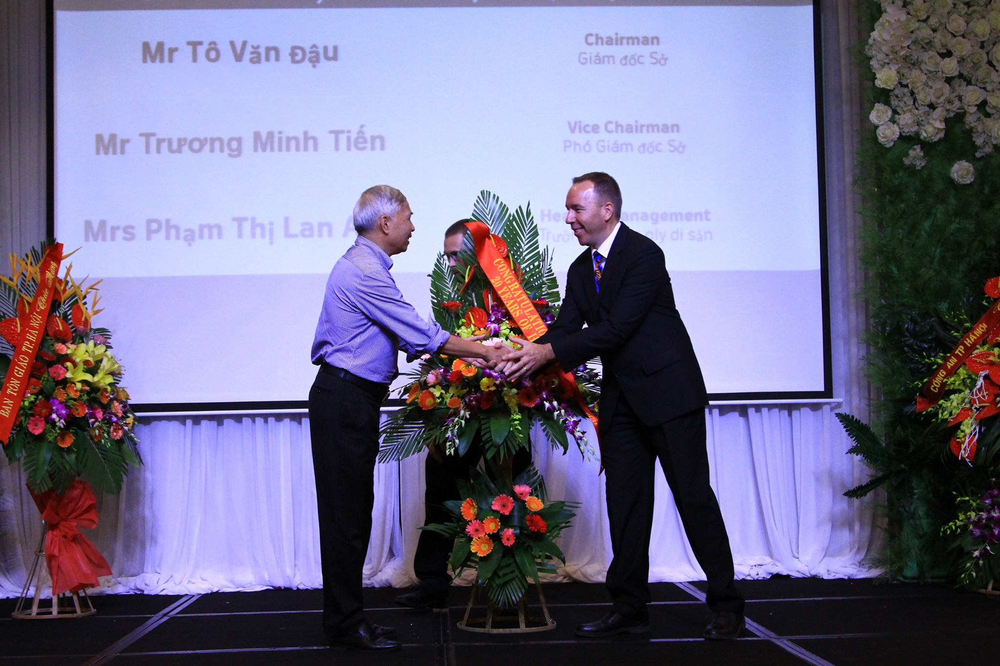 Tiến sỹ Tâm, chủ sở hữu của tháp Detech chúc mừng Lể kỷ niệm 20 năm