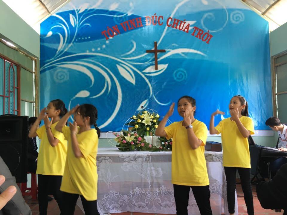 Các em thiếu nhi ca ngợi Chúa 