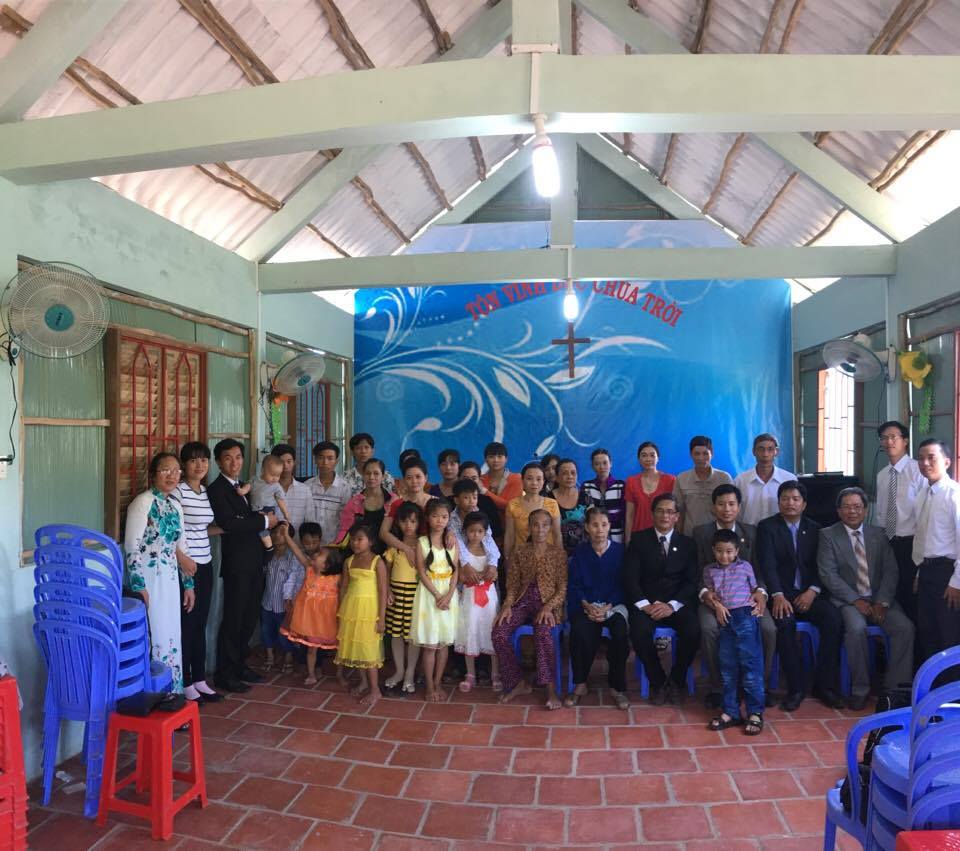 Các con cái Chúa trong Điểm Nhóm chụp hình lưu niệm 