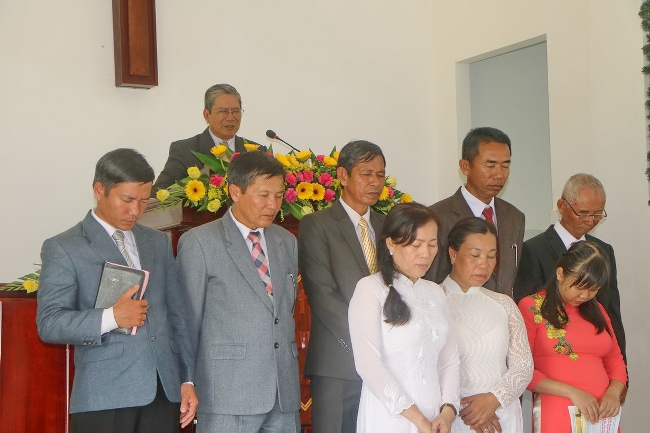 MS Lê Hoàng Long cầu nguyện cho Ban Chấp sự và tân Quản nhiệm 