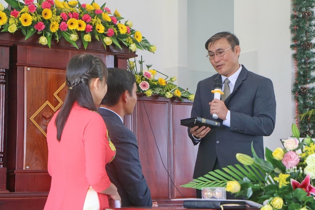 Đại diện Tổng Liên Hội chúc mừng, tặng quà 