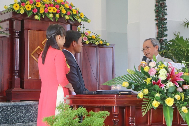 Đại diện HĐGP chúc mừng tặng quà 