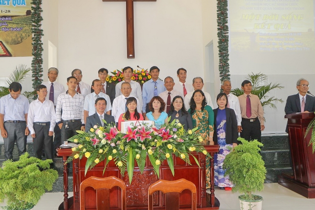 Đại diện các Hội Thánh thành phố Cần Thơ chúc mừng, tặng quà 