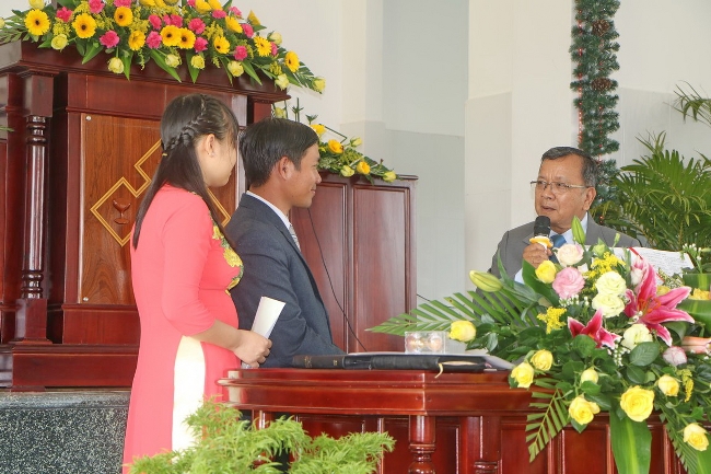 Đại diện BĐD thành phố Cần Thơ chúc mừng, tặng quà 