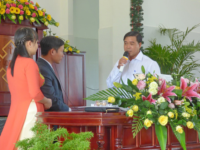 Đại diện chính quyền Thành phố Cần Thơ chúc mừng, tặng quà 