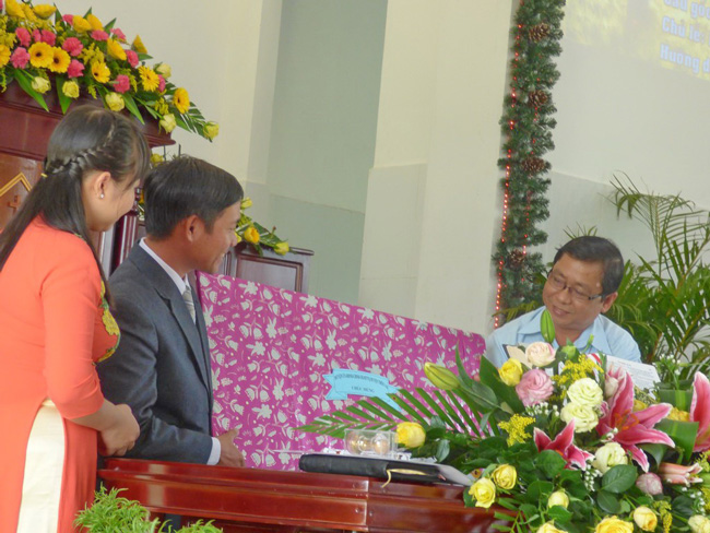 Đại diện chính quyền huyện Thới Lai chúc mừng, tặng quà 