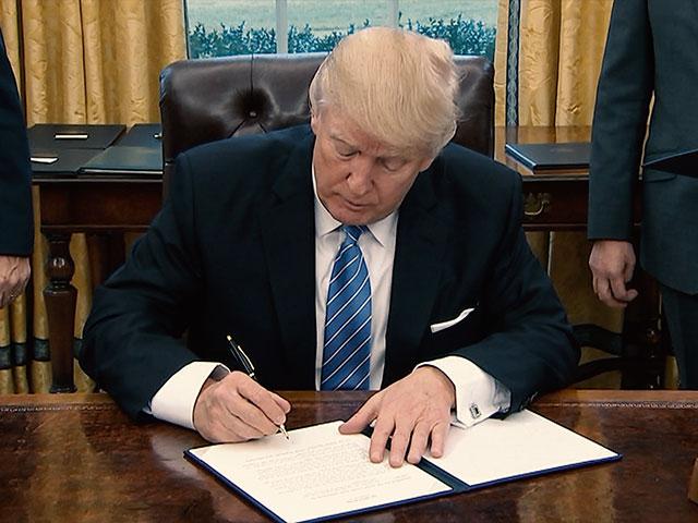 donaldtrumpsigning_si